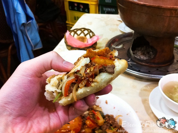 唐宮烤肉一定至少要配一次燒餅吃看看。