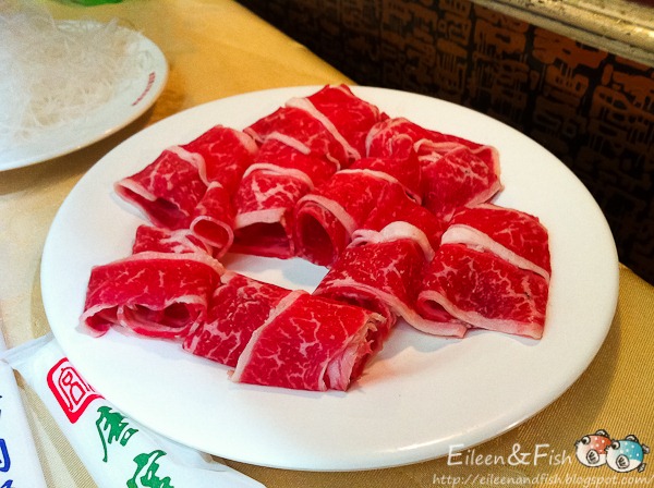 唐宮的火鍋還有牛肉,看起來還不錯啦。