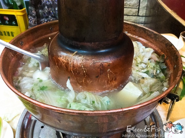 兩個人吃一鍋酸菜白肉鍋跟蒙古烤肉實在太拚了