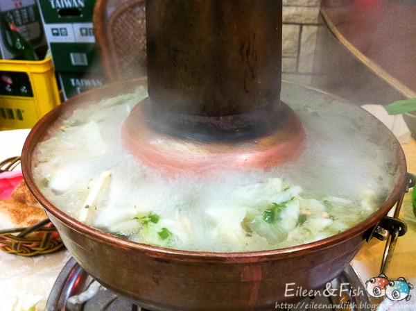 在唐宮,通常就是火鍋讓它先煮,然後再去排烤肉。
