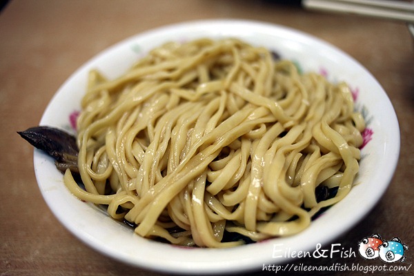 鹽埕美食港園牛肉麵的牛肉拌麵,一碗粗麵條的特寫