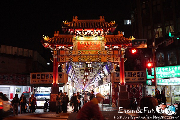 大鐤肉羹就在華西街夜市裡。