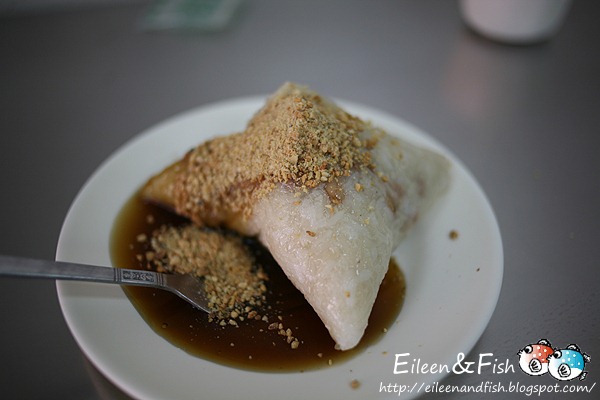 高雄美食:菜粽李的菜粽撒滿花生粉、淋上醬油