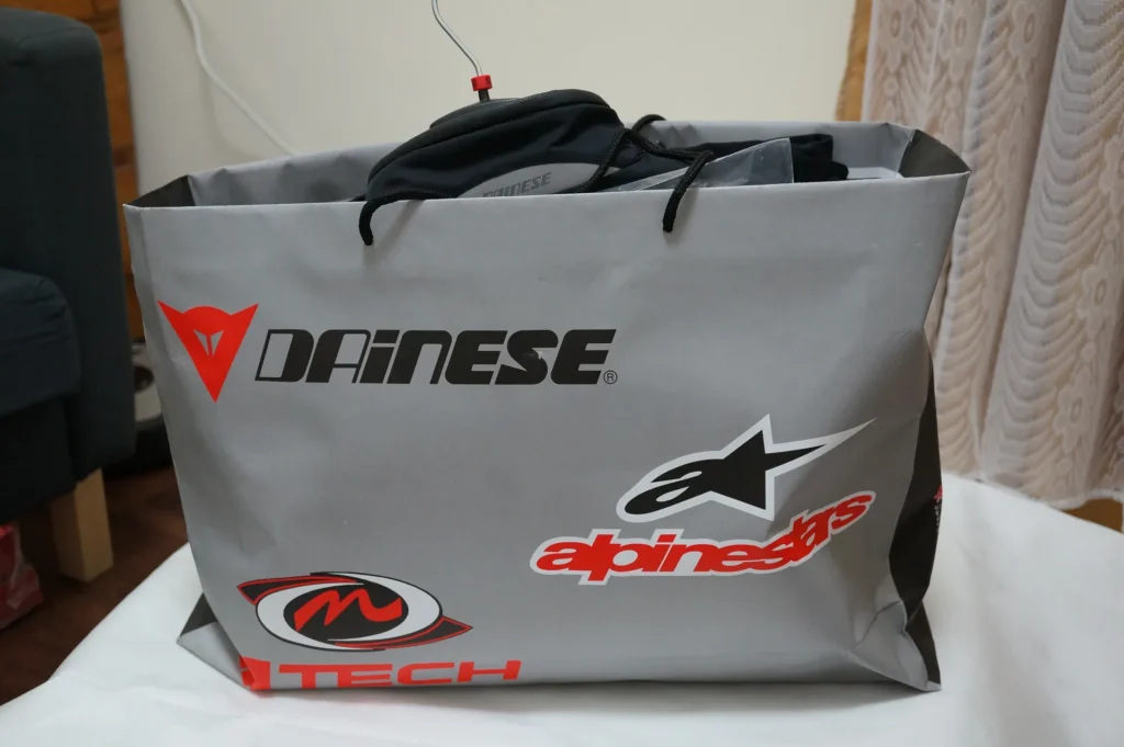Dainese 防摔衣購物袋，印著 Dainese 與 alpinestars 字樣