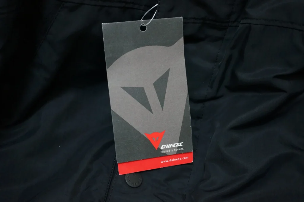 Dainese 男款防摔衣上的 Dainese 吊牌