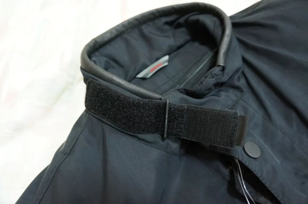 Dainese 男款防摔衣領口的魔鬼氈束緊帶，全新時的樣子
