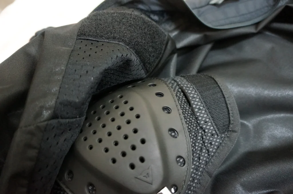 Dainese 男款防摔衣肩膀的護具