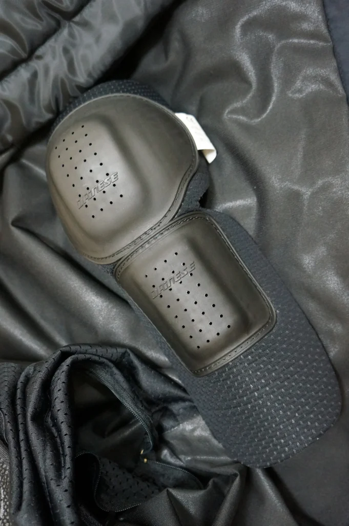 Dainese 男款防摔衣拿出來的手肘護具