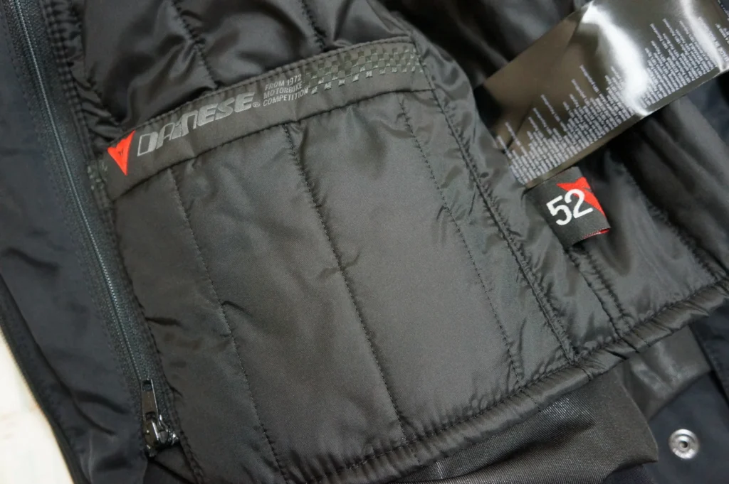 Dainese 男款防摔衣內裡的 52 尺寸標籤