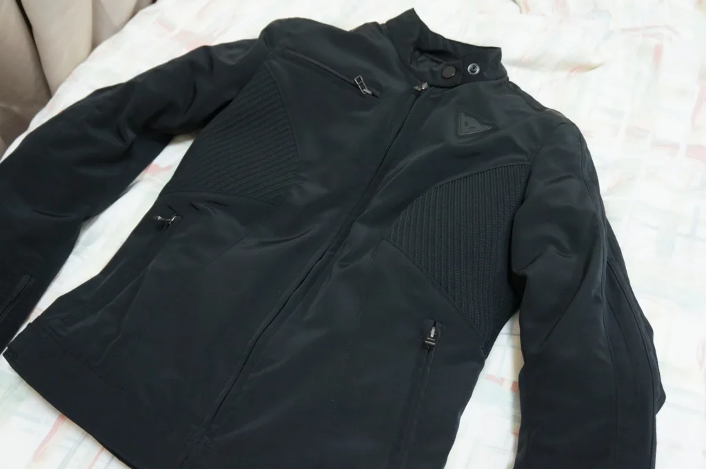 Dainese 女款防摔衣正面，胸口 Dainese 皮標與兩側針織彈性片