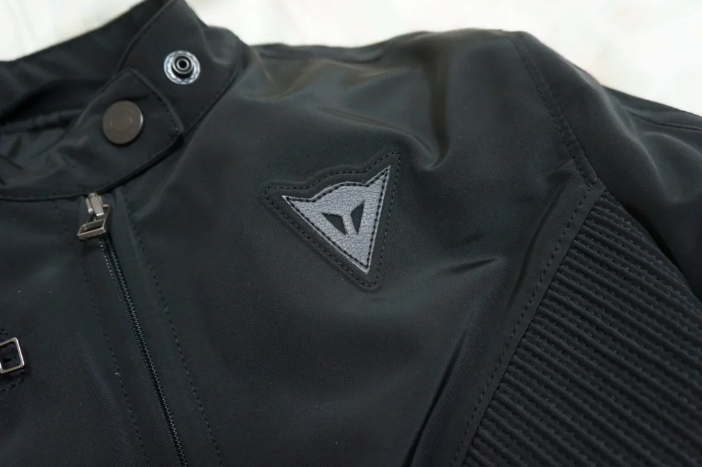 Dainese 女款防摔衣胸口的 Dainese 皮標