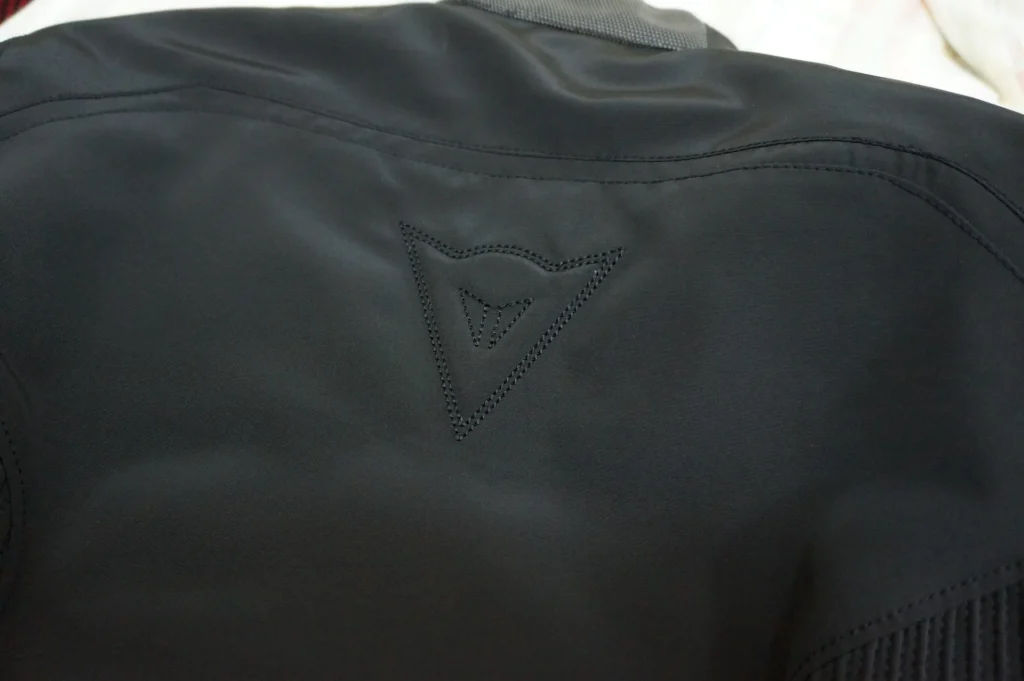 Dainese 女款防摔衣背後刺繡的 Dainese 標誌