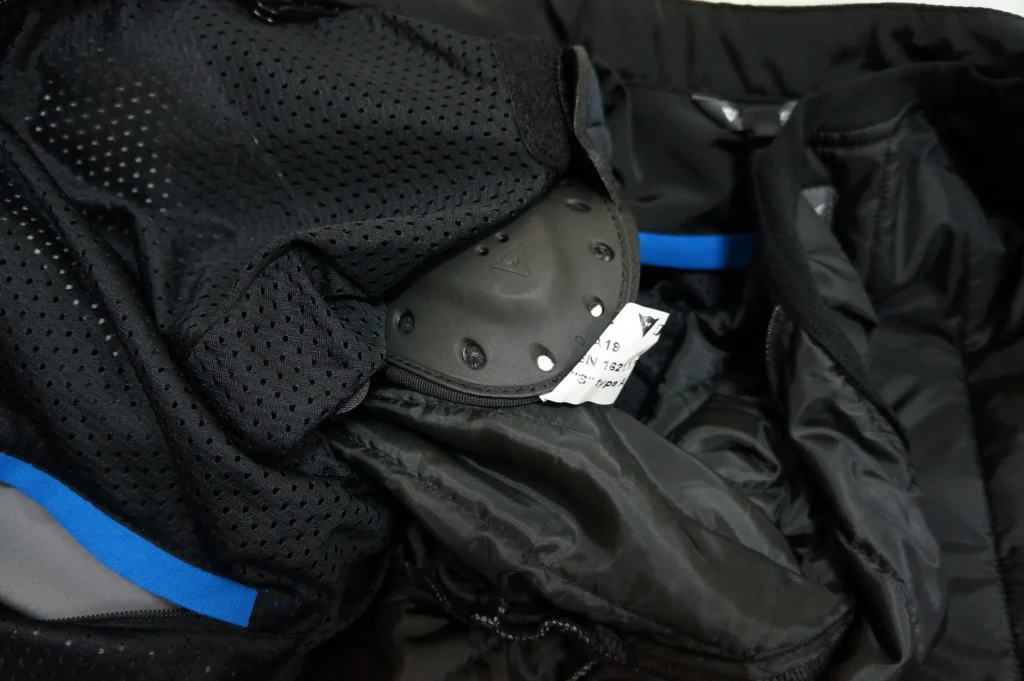 Dainese 女款防摔衣的肩膀護具，旁邊是藍色滾邊