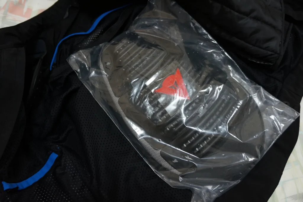 Dainese 女款防摔衣的背部護具，還裝在袋子裡