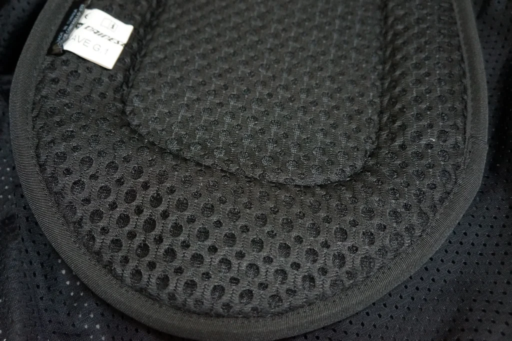 Dainese 女款背部護具的網狀襯墊與 WAVE G1 標籤