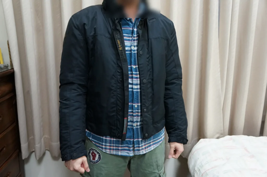 Dainese 防摔衣男款穿在身上的正面