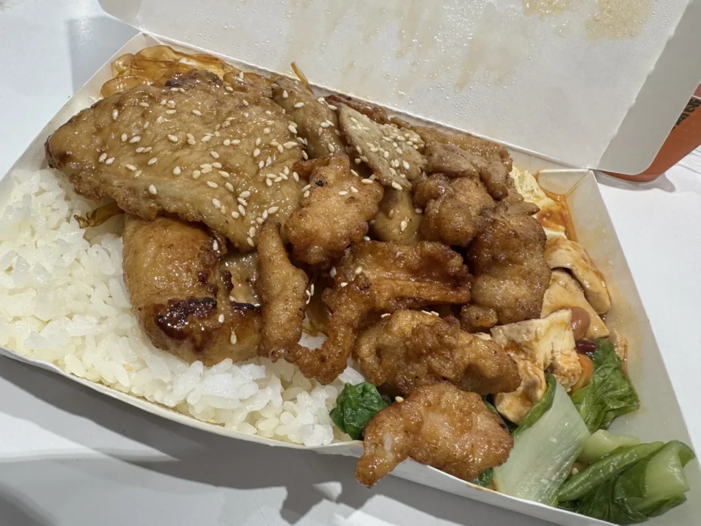 大無敵烤肉飯便當近拍,烤肉、雞軟骨與青菜配菜