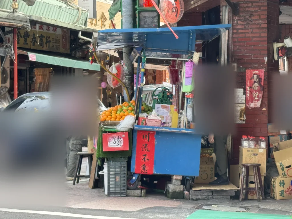 迪化街果汁攤的藍色攤車,在迪化街與歸綏街轉角