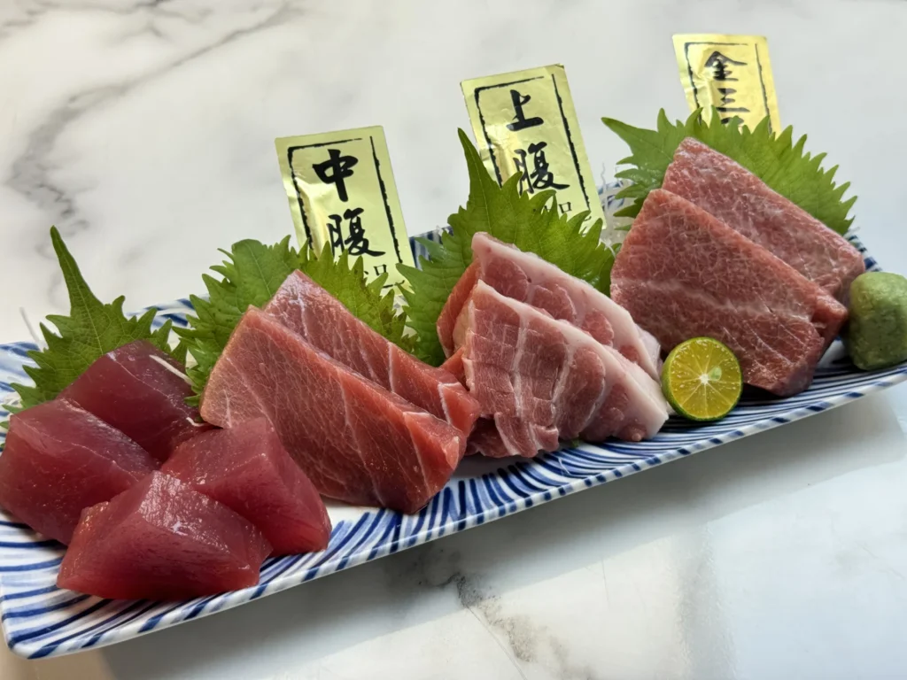 東港華僑市場大鮪的黑鮪魚生魚片，赤身中腹上腹金三角各一片