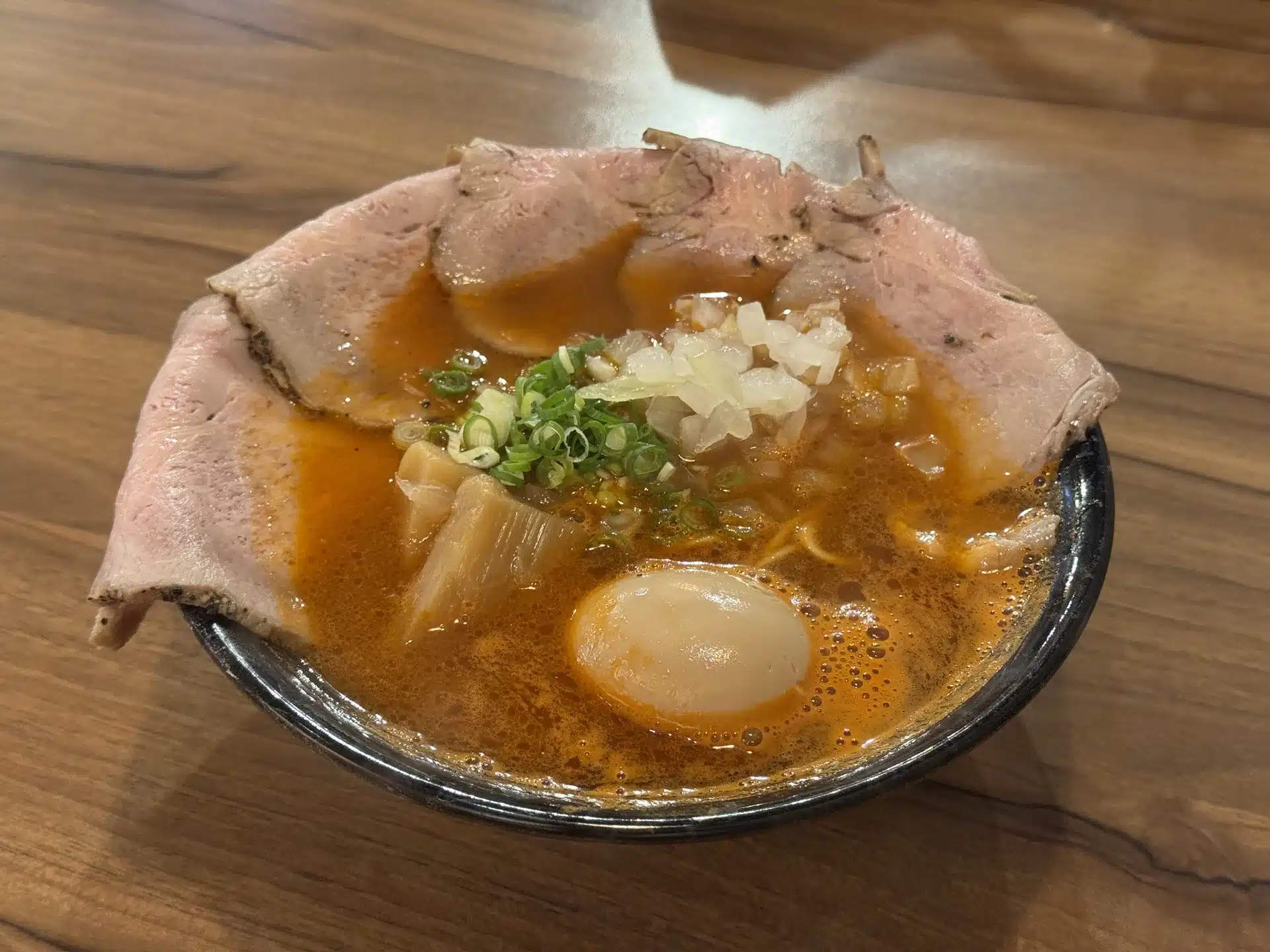 五之神製作所蝦拉麵的配料特寫,燒肉、溏心蛋、筍乾與蔥花擺得澎湃