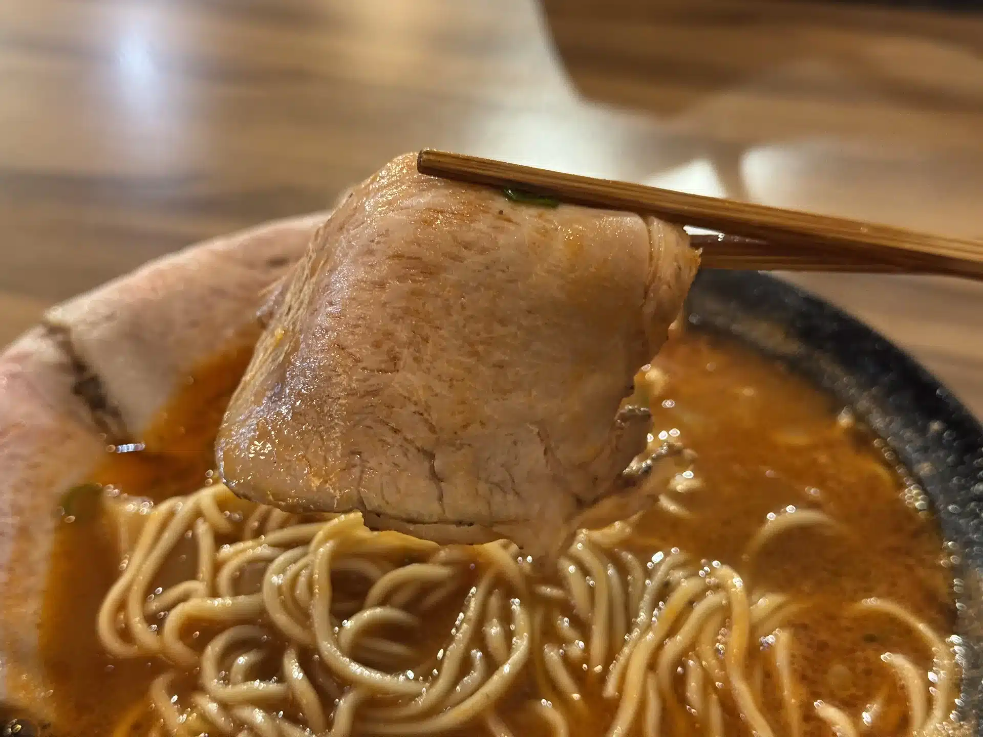 五之神製作所偏薄卻略柴的燒肉片特寫