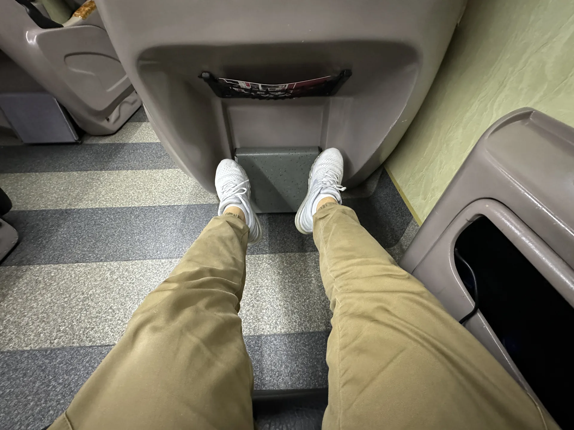 和欣客運寬敞的腳部空間,可以把腿完全伸直