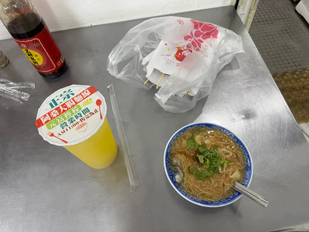 阿桑大腸麵線與元富檸檬汁放在桌上