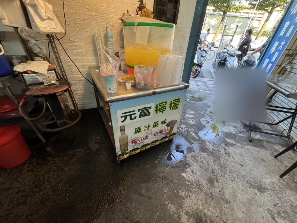 元富檸檬的攤車,大杯 50 元、小杯 40 元