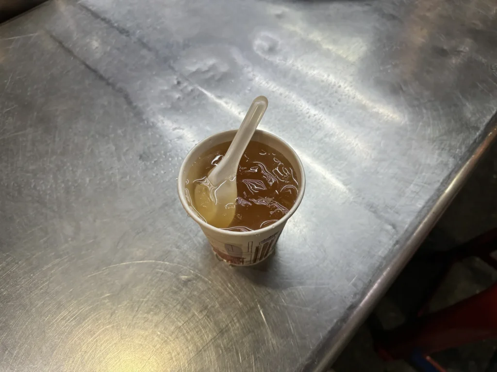 六合夜市美食檸檬愛玉冰,裝在紙杯裡附一支湯匙