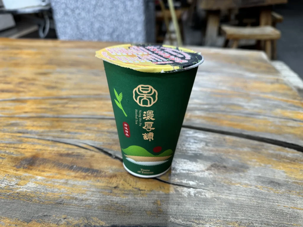 濃厚舖青草茶裝在綠色杯子裡的一杯薄茶