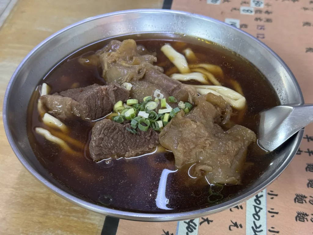 老熊牛肉麵大碗紅燒半筋半肉,牛肉和牛筋都很大塊
