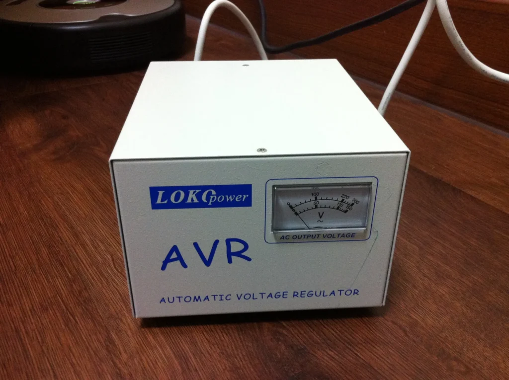 穩壓器 LOKO power AVR-600VA 正面，有指針式輸出電壓表