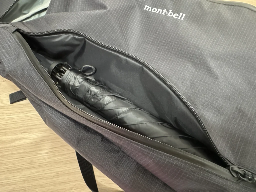mabu 雨傘放進灰色 montbell 背包的拉鍊夾層
