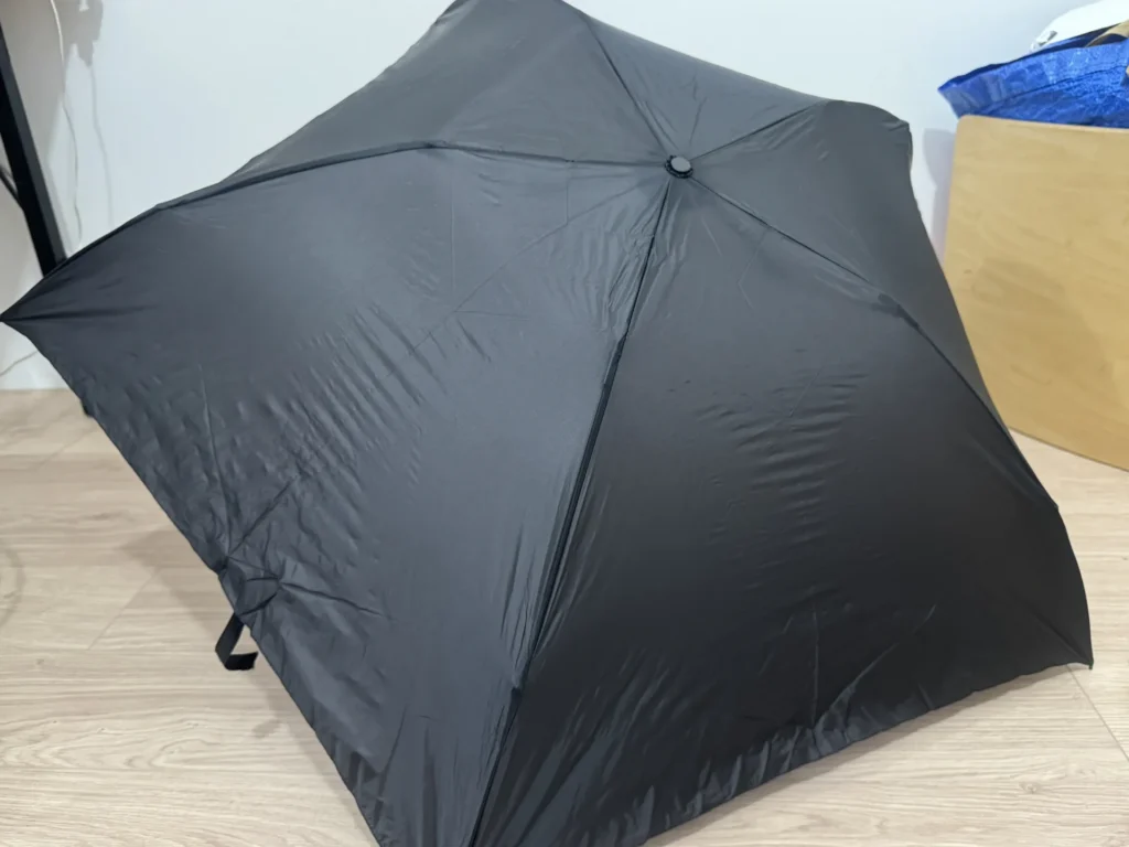 mabu 雨傘打開的樣子，黑色傘面與 5 支傘骨