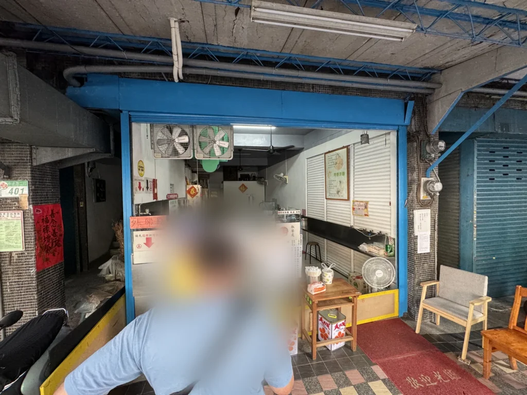 阿春涼麵店門口,中華路二段 401 號的騎樓與點餐櫃檯