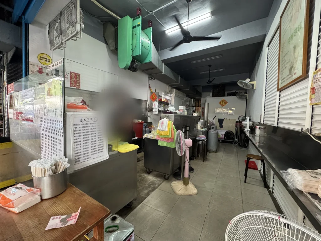 阿春涼麵店內,長長的店面與備料區