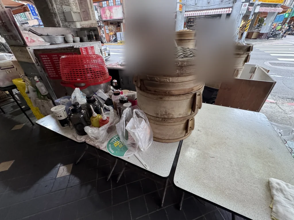 妙口四神湯肉包的騎樓座位與一疊蒸籠