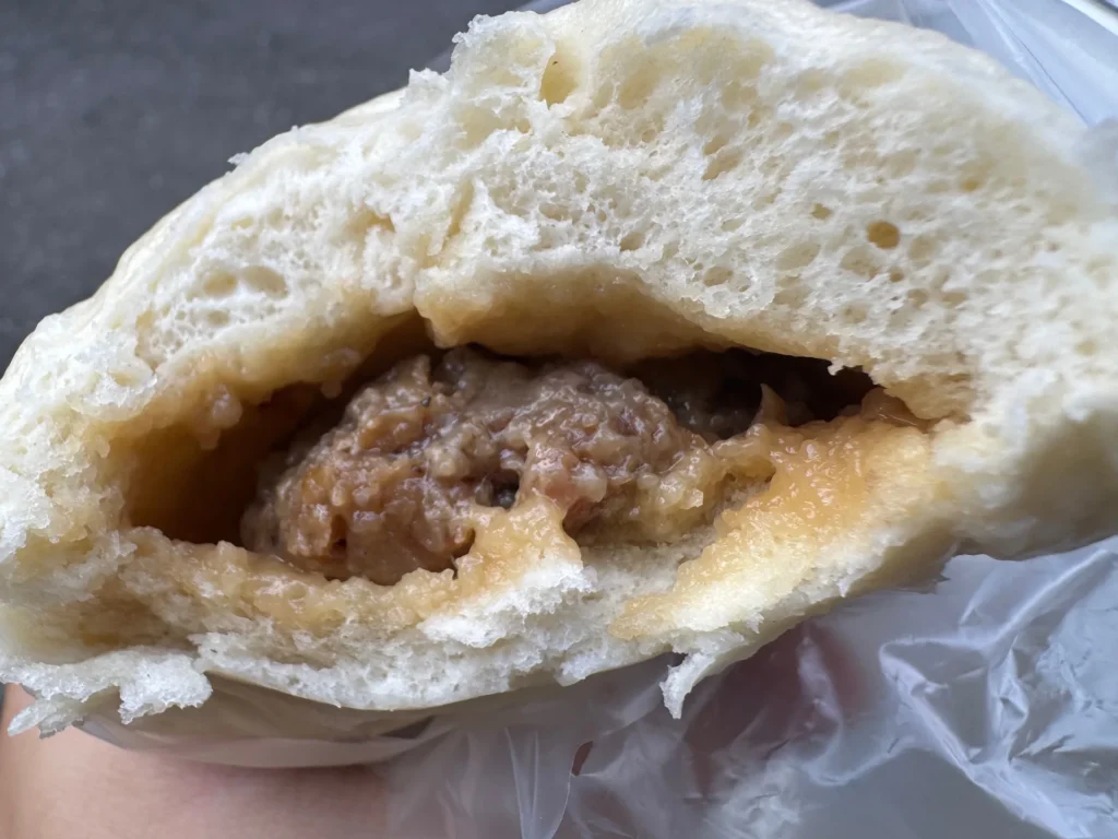 妙口四神湯肉包咬開後的豬肉內餡