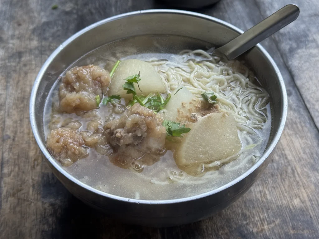 南機場汕頭乾麵的汕頭排骨酥湯麵，湯裡有排骨酥、白蘿蔔和細麵條
