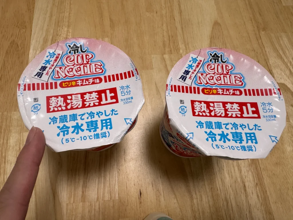 日清冷水泡麵的杯蓋,寫著熱湯禁止與冷水專用