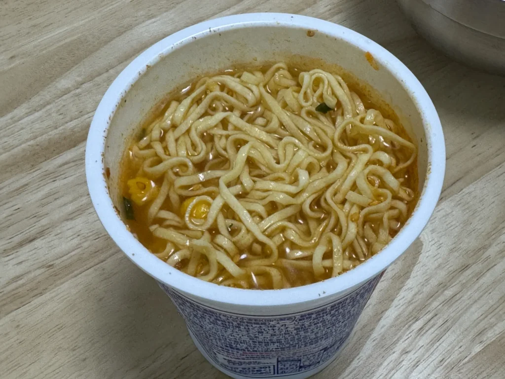 沒有加牛奶的日清冷水泡麵,湯是橘紅色的