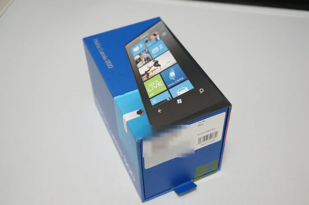 Nokia Lumia 800 台灣版藍色外盒，印著 Windows Phone 動態磚畫面
