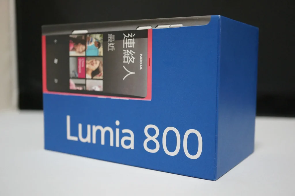 Nokia Lumia 800 外盒另一面，大大的 Lumia 800 字樣