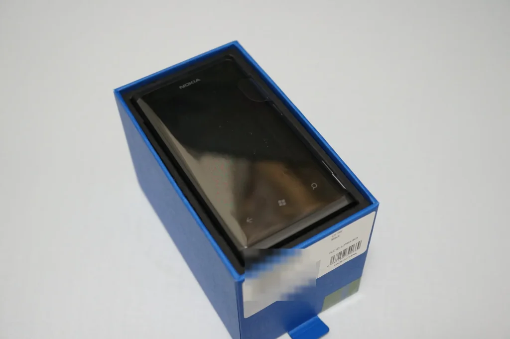 打開 Nokia Lumia 800 外盒，手機放在最上層