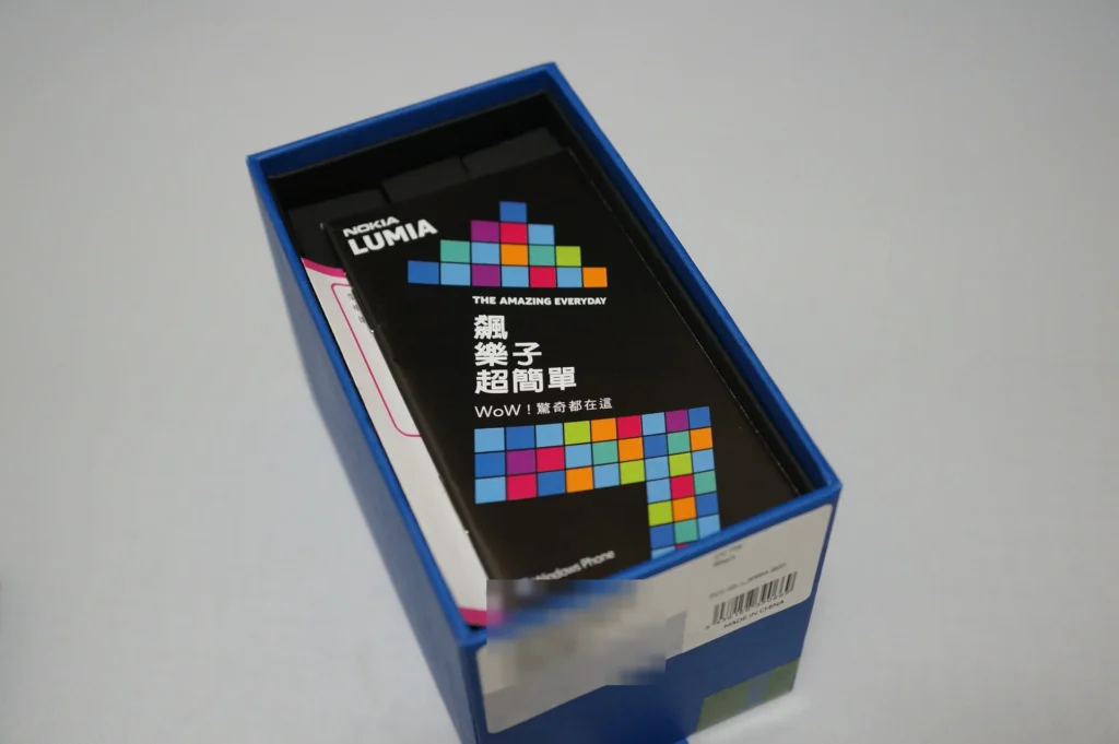 Nokia Lumia 盒內說明小冊，寫著飆樂子超簡單、THE AMAZING EVERYDAY