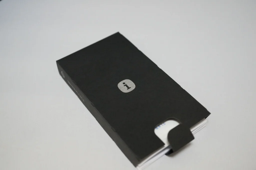 Nokia Lumia 800 盒內的黑色配件盒