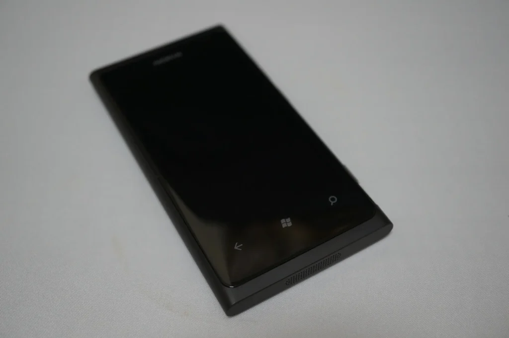 Nokia Lumia 800 黑色機身正面