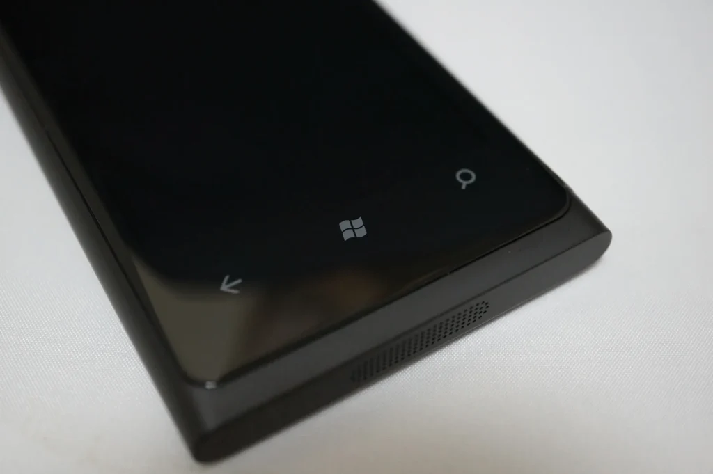 Nokia Lumia 800 正面下方的返回、Windows、搜尋三個觸控鍵