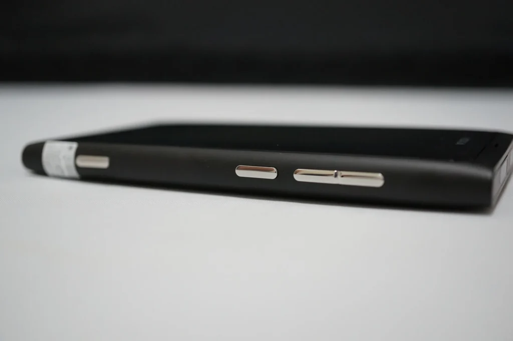 Nokia Lumia 800 機身側邊的音量鍵、電源鍵與相機鍵