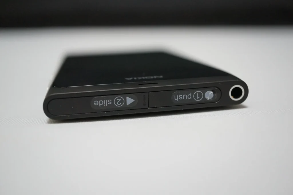 Nokia Lumia 800 頂部，耳機孔、slide 滑蓋與 push 卡座